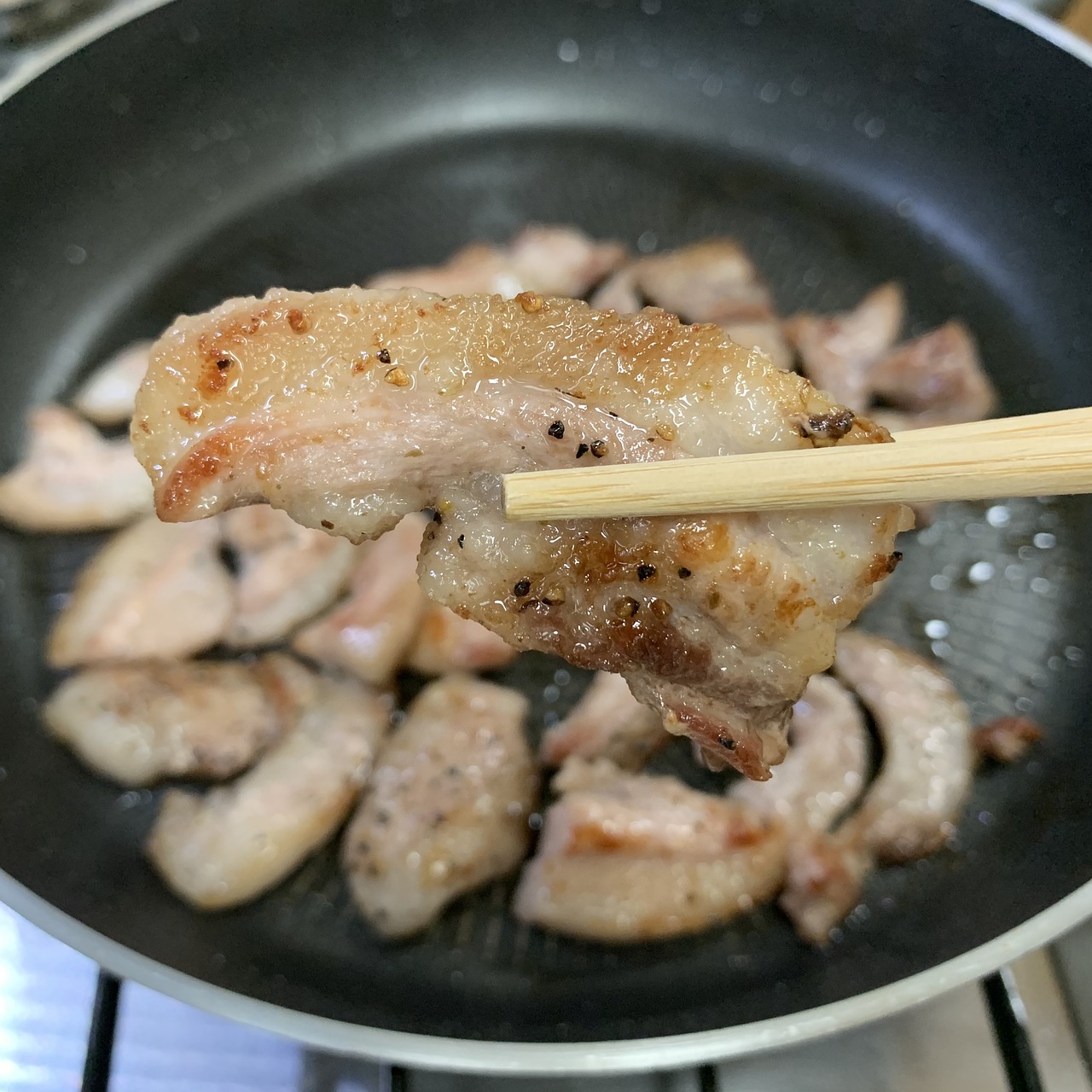 Смажене м'ясо на сковорідці сковородка для мяса