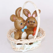 Фигурка Кролики в корзине 14см 124-0073